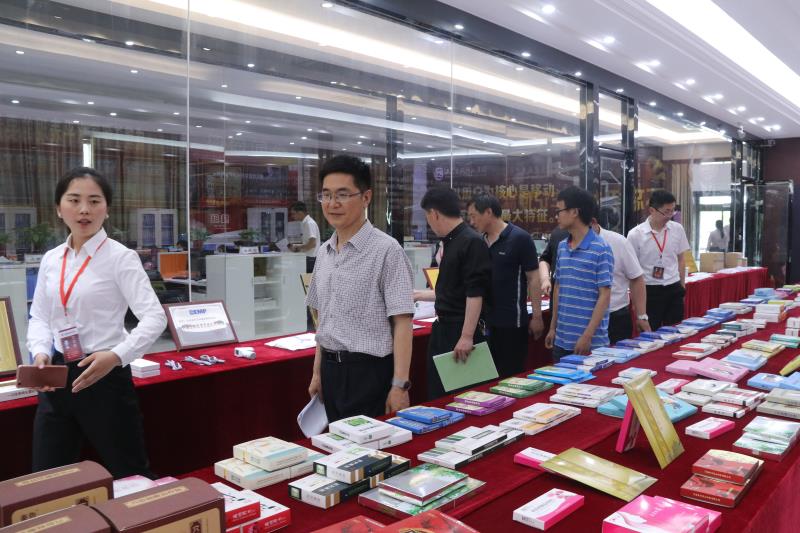 领导参观朱氏药业展厅